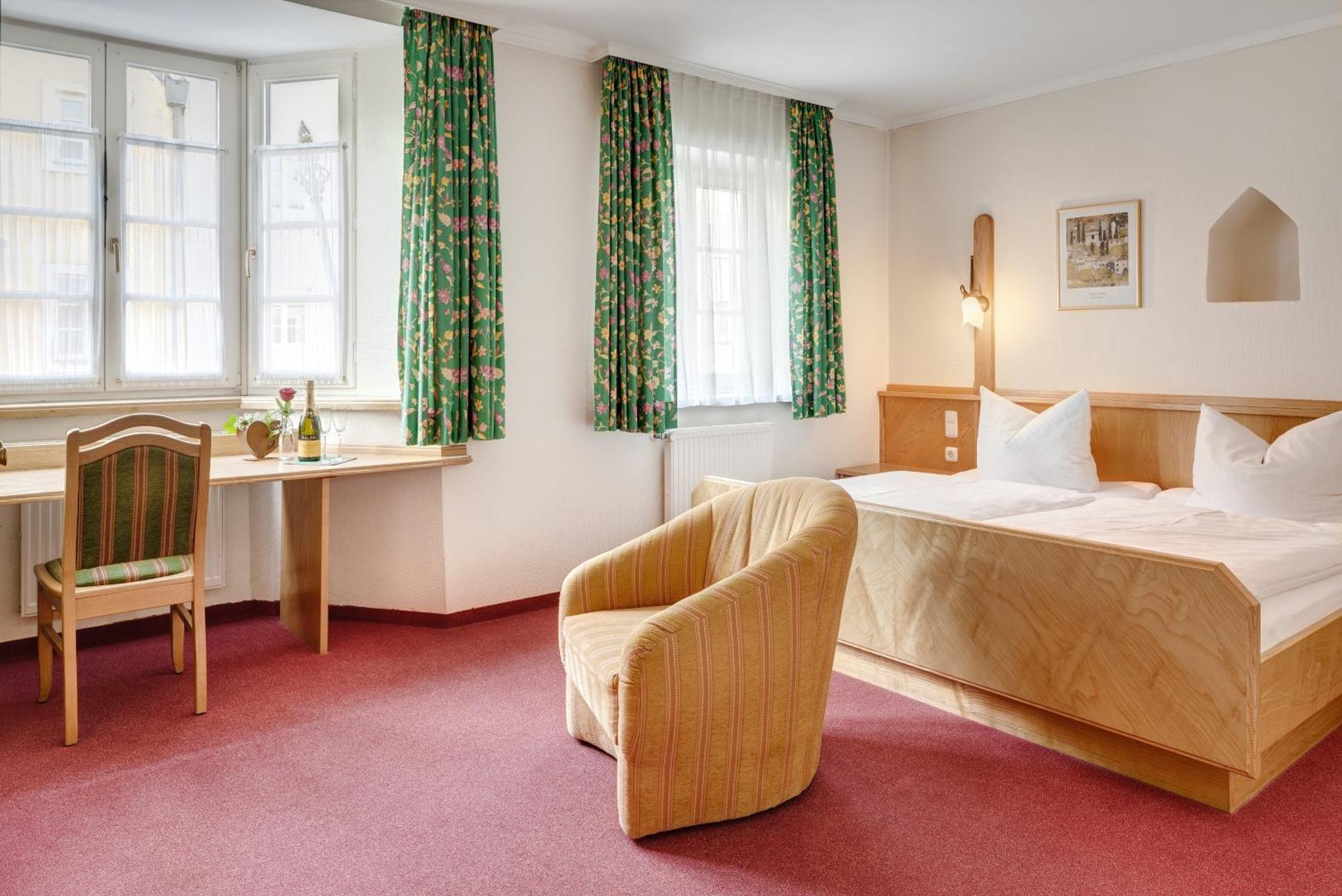 Altstadt- Und Businesshotel Pfaubraeu - Brauereigasthof - Fruehstuecksbuffet - Kostenfreie Radgarage - Hunde Willkommen Trostberg an der Alz Room photo